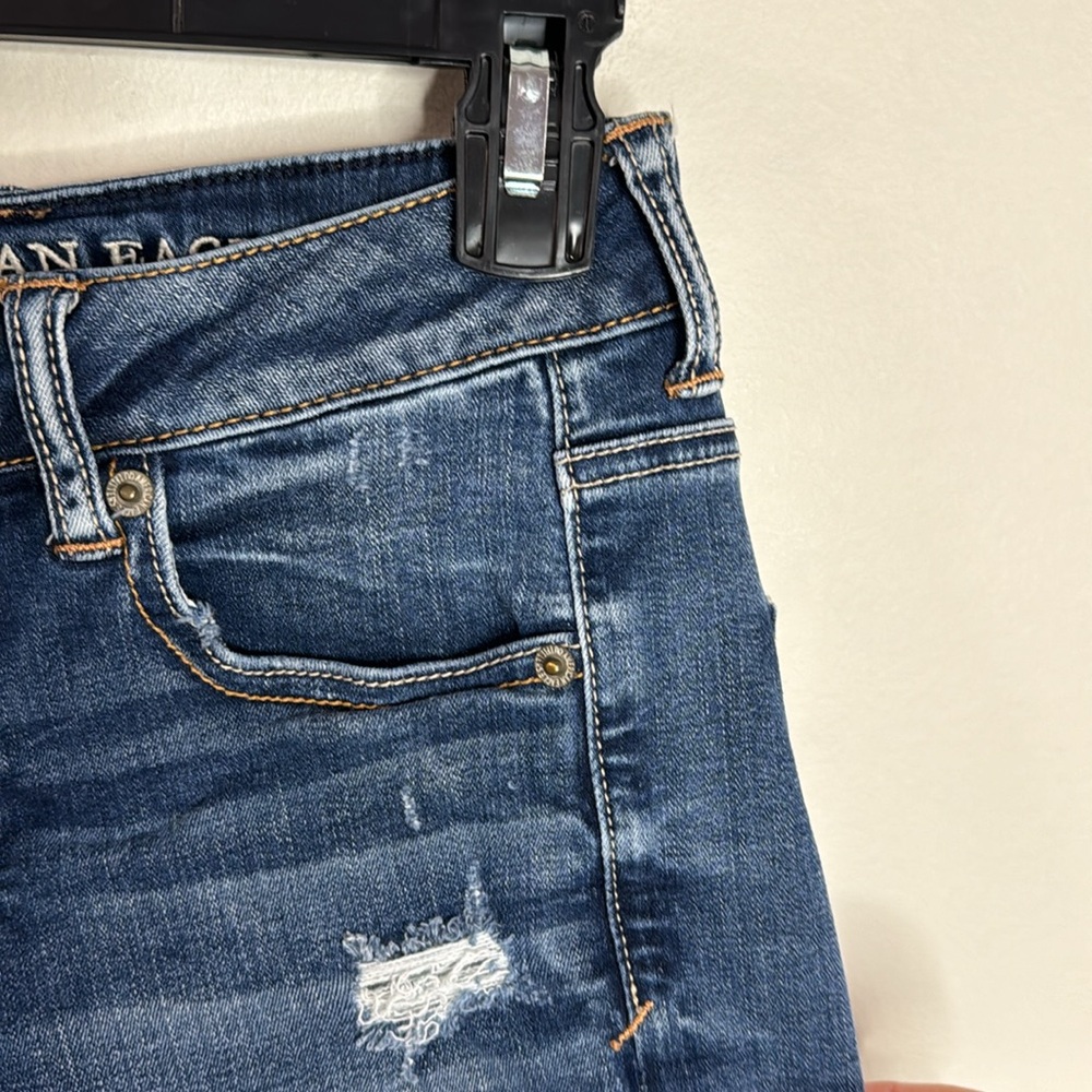 American Eagle super stretch distressed cuffed medium wash denim shorts size 4 - Picture 5 of 11